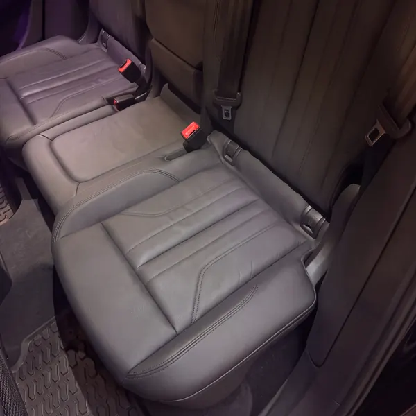 After: rear seats of an Audi Q5, crumbs and stains in the seams before, spotless after